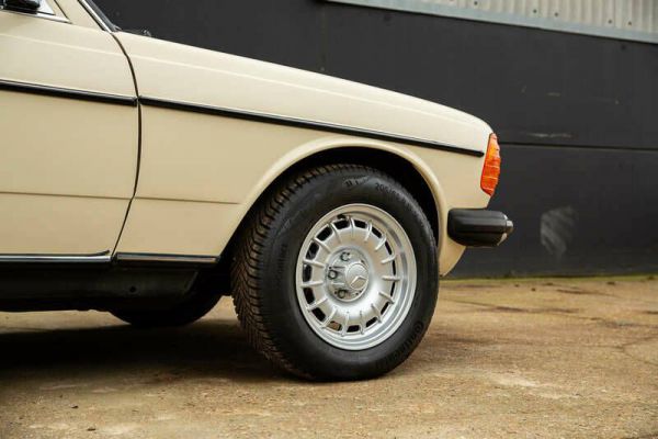 Mercedes-Benz 230 E 1985 62057