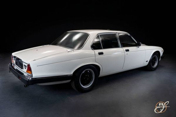 Jaguar XJ 12 1986 121271