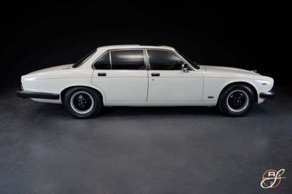 Jaguar XJ 12 1986 121272