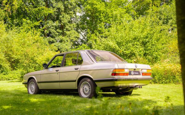 BMW 528i 1983 104052
