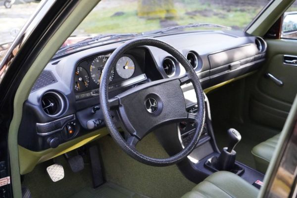 Mercedes-Benz 200 D 1981 130493