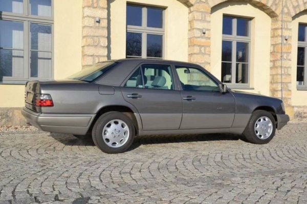 Mercedes-Benz 300 E 1992 15057