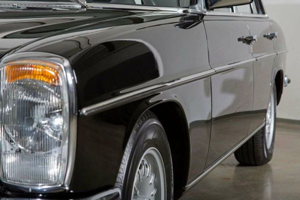 Mercedes-Benz 200 1976 127580