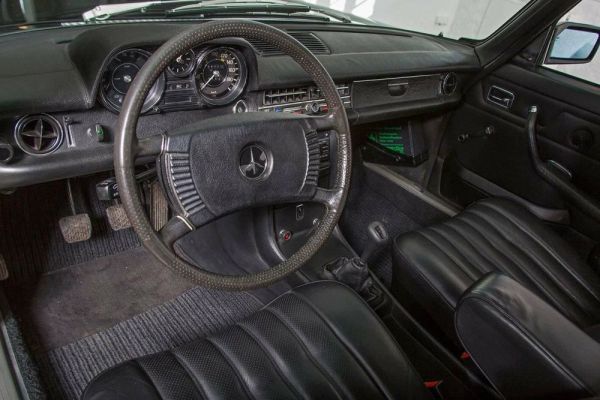 Mercedes-Benz 200 1976 127588