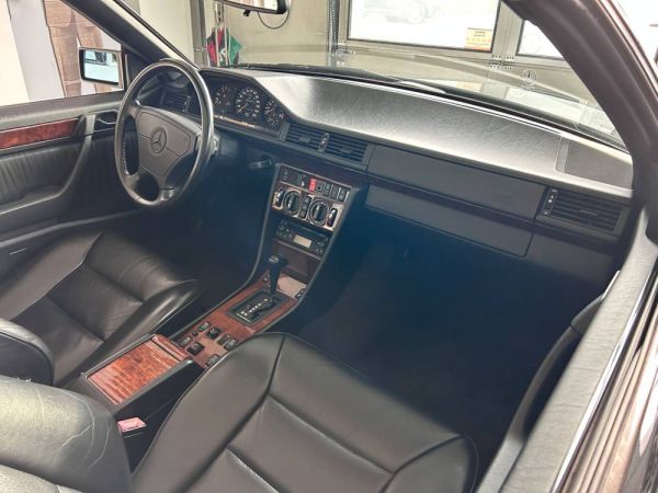 Mercedes-Benz 300 CE-24 1993 130129