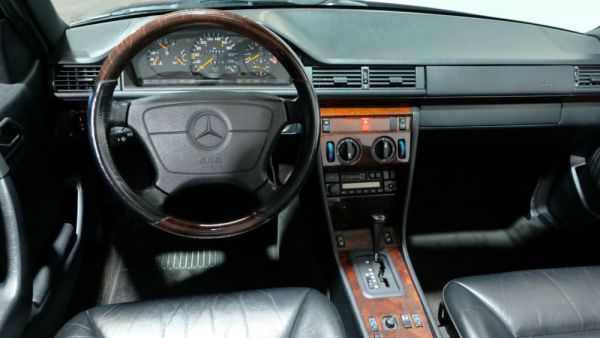 Mercedes-Benz E 220 1996 130938