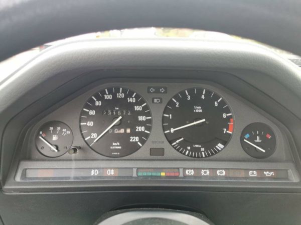 BMW 318i 1986 121053