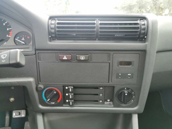 BMW 318i 1986 121058