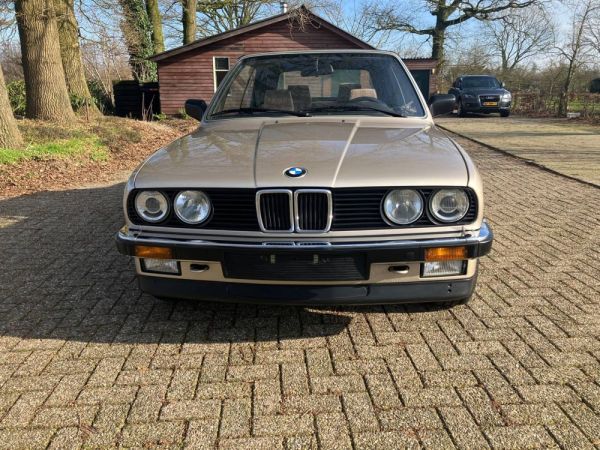 BMW 320i 1990
