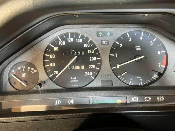 BMW 320i 1990 126956