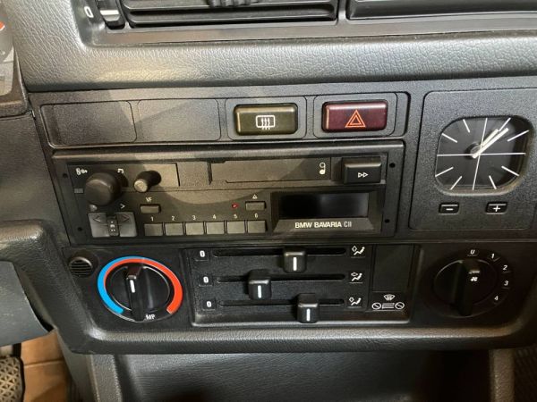 BMW 320i 1990 126957