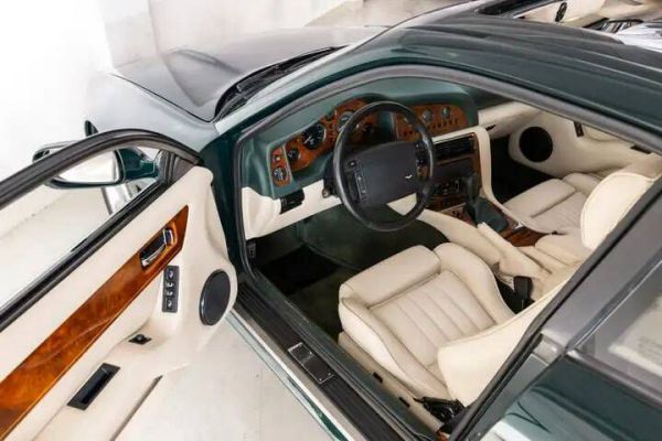 Aston Martin V8 Coupé 1999 70102