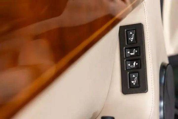 Aston Martin V8 Coupé 1999 70103