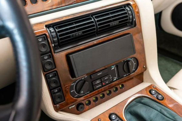 Aston Martin V8 Coupé 1999 70111