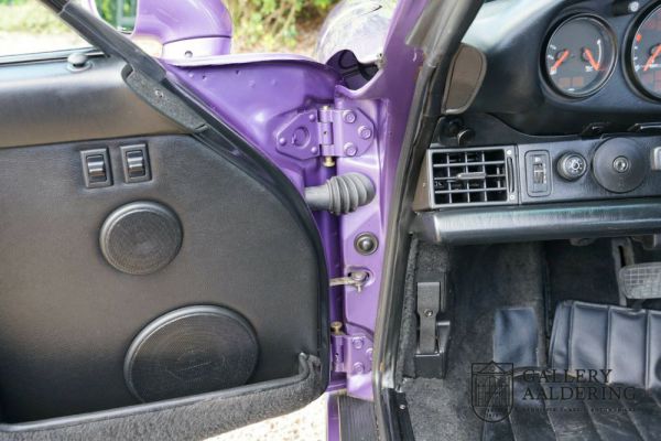 Porsche 911 Carrera 2 1990 17198