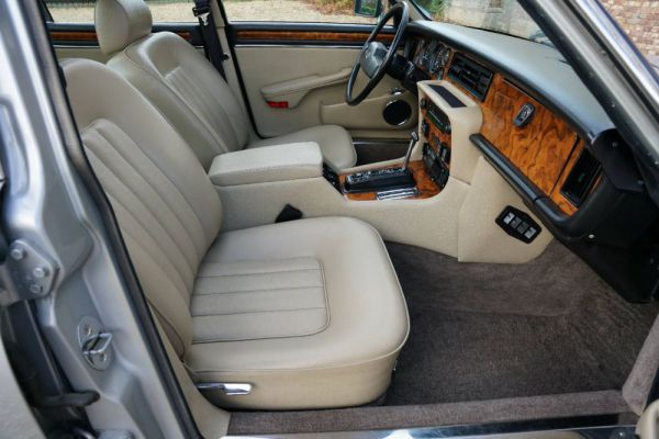 Daimler Double Six 1990 17962