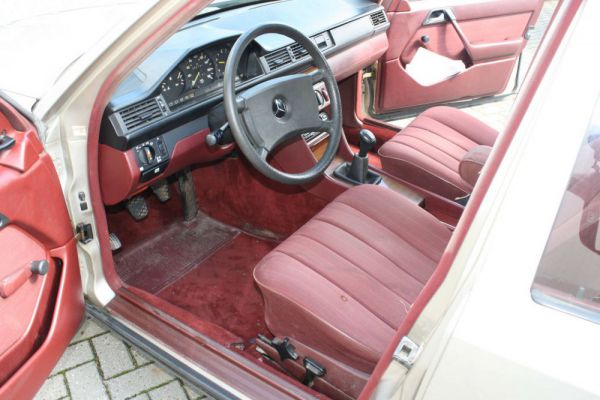 Mercedes-Benz 200 D 1985 26476