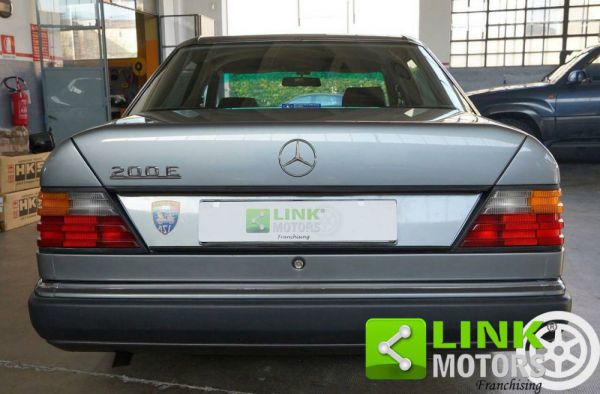 Mercedes-Benz 200 1989 57222