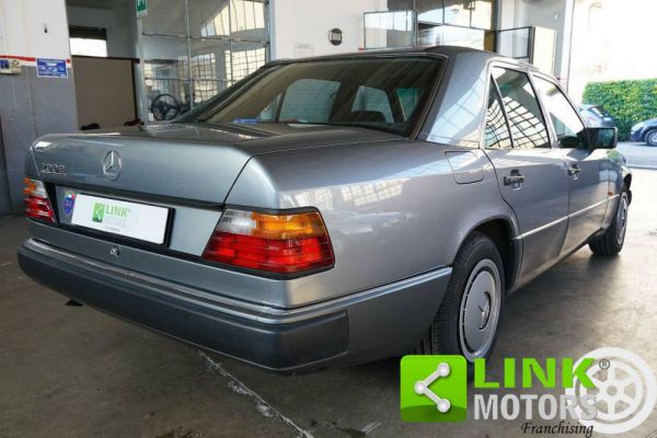 Mercedes-Benz 200 1989 57223