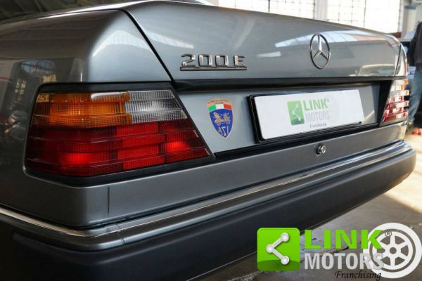 Mercedes-Benz 200 1989 57226