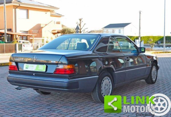 Mercedes-Benz 300 CE 1990 121726