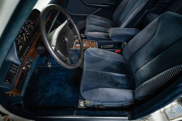 Mercedes-Benz 280 SE 1982 124693