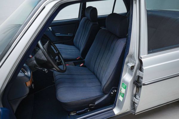 Mercedes-Benz 300 d 1985 128133