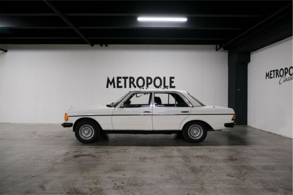Mercedes-Benz 230 1977 34609