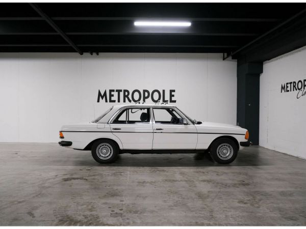 Mercedes-Benz 230 1977 34611