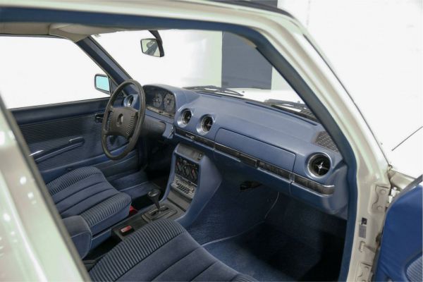 Mercedes-Benz 230 1977 34618
