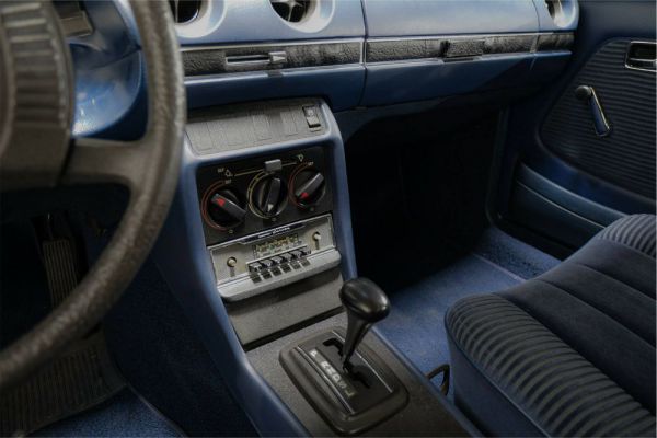 Mercedes-Benz 230 1977 34620