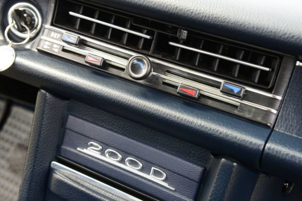 Mercedes-Benz 200 D 1971 30600