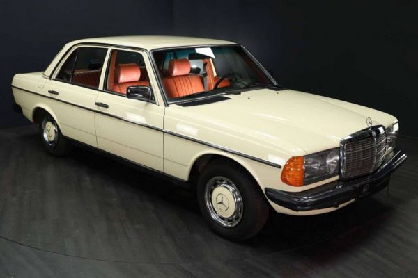 Mercedes-Benz 200 1982 24531