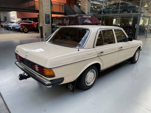 Mercedes-Benz 230 E 1983 23811