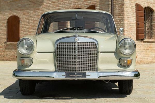 Mercedes-Benz 200 1966 122986