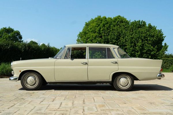 Mercedes-Benz 200 1966 122987