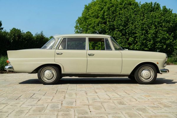 Mercedes-Benz 200 1966 122988