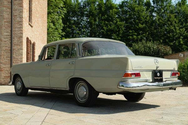 Mercedes-Benz 200 1966 122989