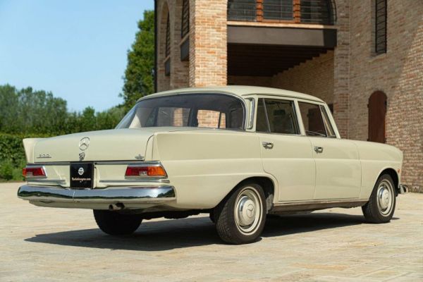 Mercedes-Benz 200 1966 122990