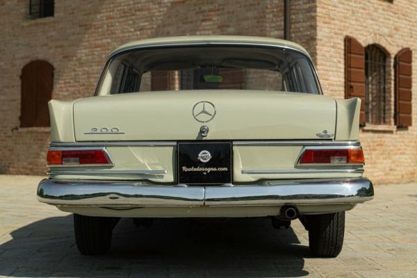 Mercedes-Benz 200 1966 122991
