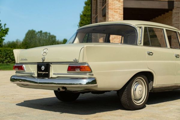Mercedes-Benz 200 1966 122992