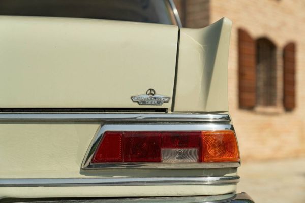 Mercedes-Benz 200 1966 122995