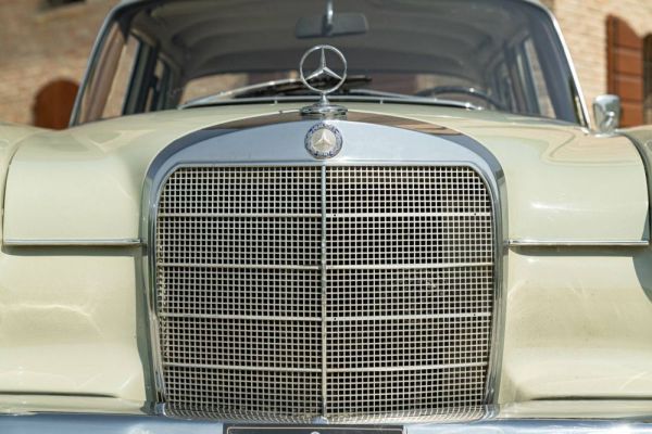 Mercedes-Benz 200 1966 122996