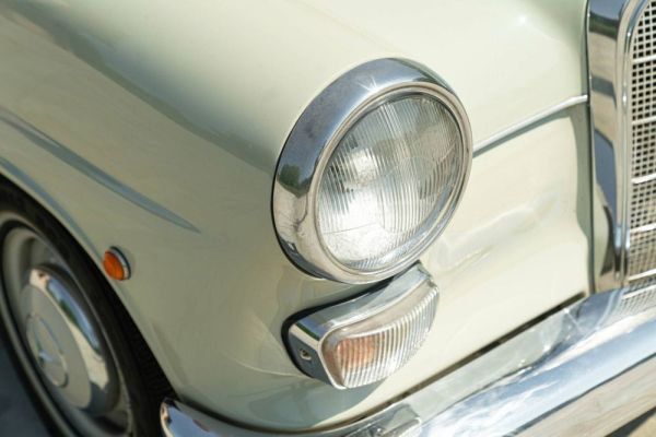 Mercedes-Benz 200 1966 122998