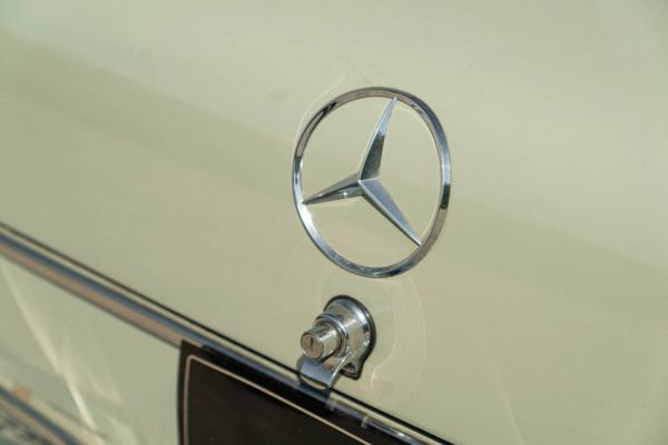 Mercedes-Benz 200 1966 122999