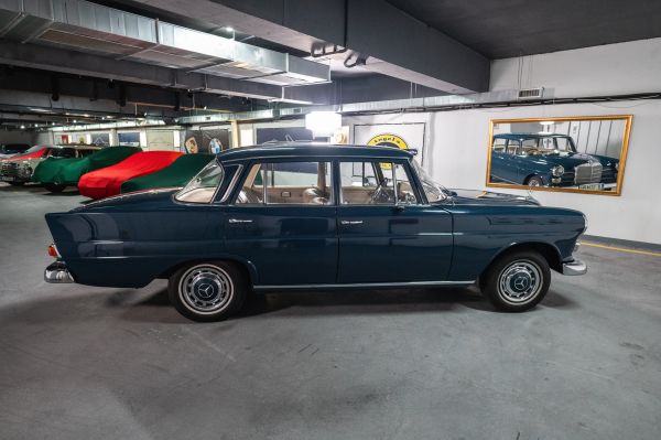 Mercedes-Benz W110 230S 1967 132745