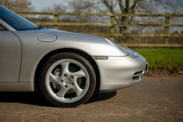 Porsche 911 Carrera 4 2000 114696