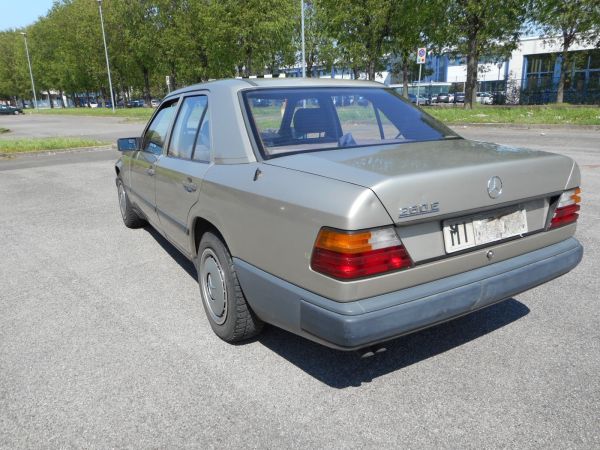 Mercedes-Benz 260 E 1985 135714