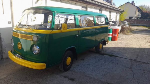 Volkswagen T2a minibus 1975